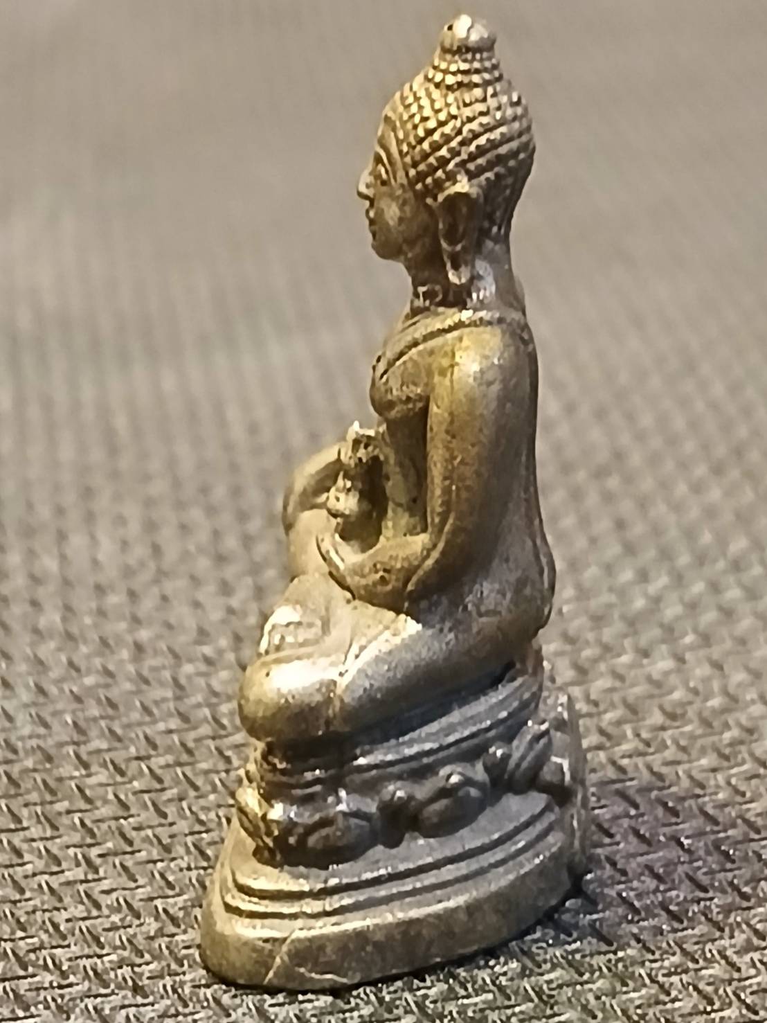 A Thai unconsecrated brass small-size Buddha figurine, miniature Buddha statue. Product name: Buddha; 3 cm; color: silver or gold; retail ok